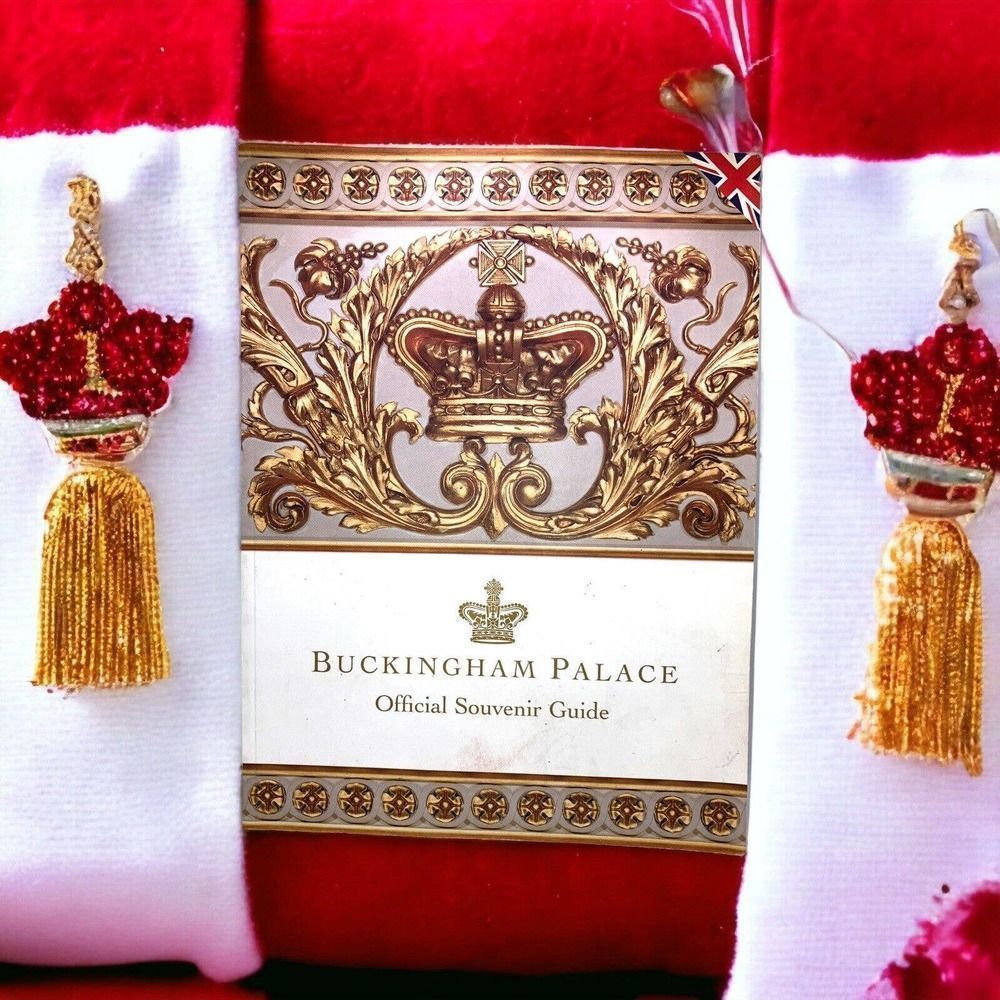 Buckingham Palace: Official Souvenir Guide